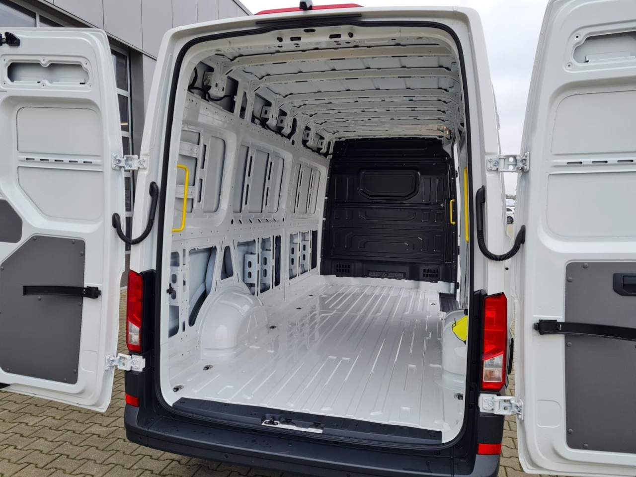 Volkswagen Crafter 35 Kasten Maxi L4H3 AG ERGO LED TEMPOMAT - Fourgon utilitaire: photos 5 Volkswagen Crafter 35 Kasten Maxi L4H3 AG ERGO LED TEMPOMAT - Fourgon utilitaire: photos 5
