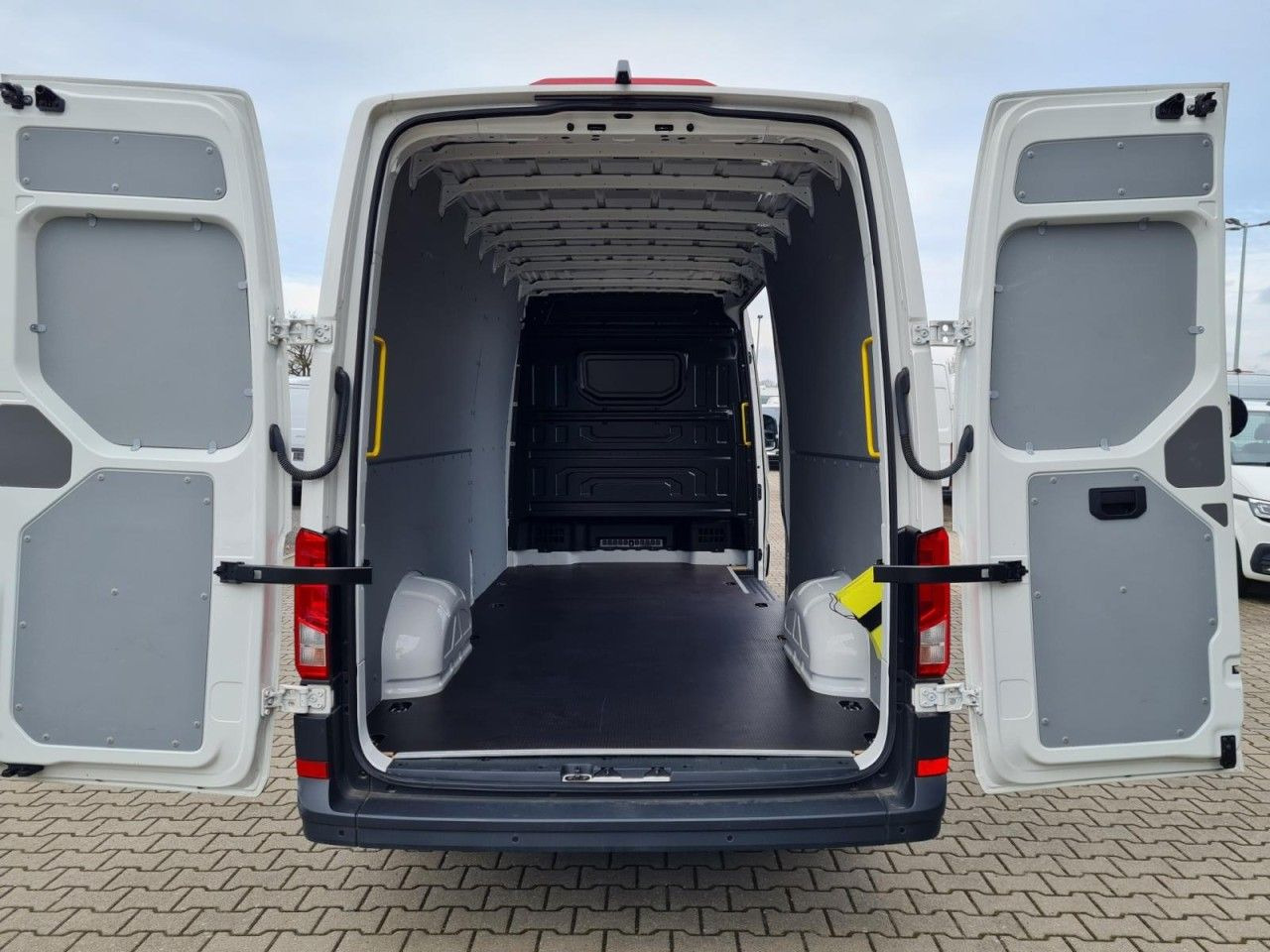 Volkswagen Crafter 35 Kasten lang L4H2 KLIMA NAVI_APP HOLZB - Fourgon utilitaire: photos 5 Volkswagen Crafter 35 Kasten lang L4H2 KLIMA NAVI_APP HOLZB - Fourgon utilitaire: photos 5