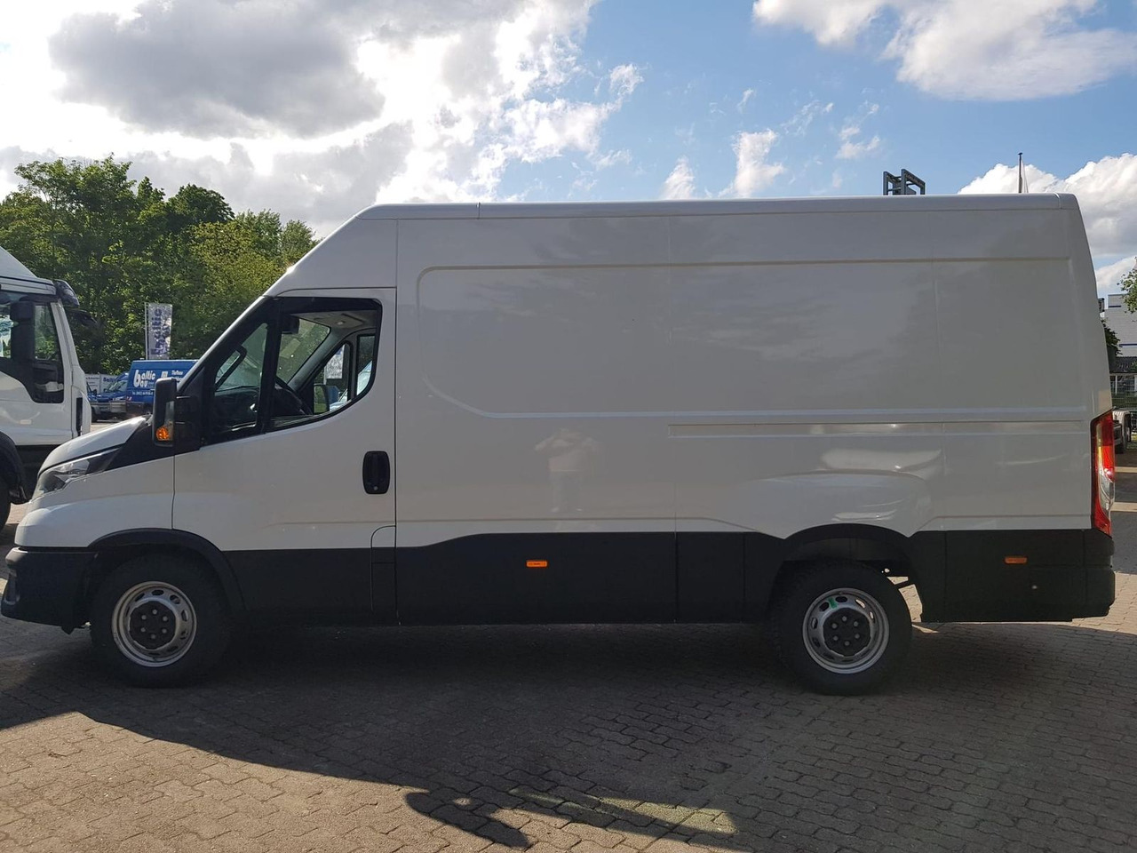 Iveco Daily 35S14A8 V Y mit Rückfahrkamera und Radi... - Fourgon utilitaire: photos 2 Iveco Daily 35S14A8 V Y mit Rückfahrkamera und Radi... - Fourgon utilitaire: photos 2