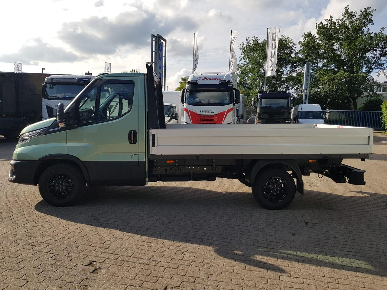 Iveco Daily 35S14HA8 Pritsche AHK 100 kW (136 PS),... - Fourgon plateau: photos 2 Iveco Daily 35S14HA8 Pritsche AHK 100 kW (136 PS),... - Fourgon plateau: photos 2