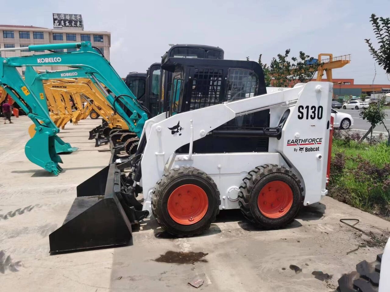 Bobcat S130 - Mini chargeuse: photos 2 Bobcat S130 - Mini chargeuse: photos 2