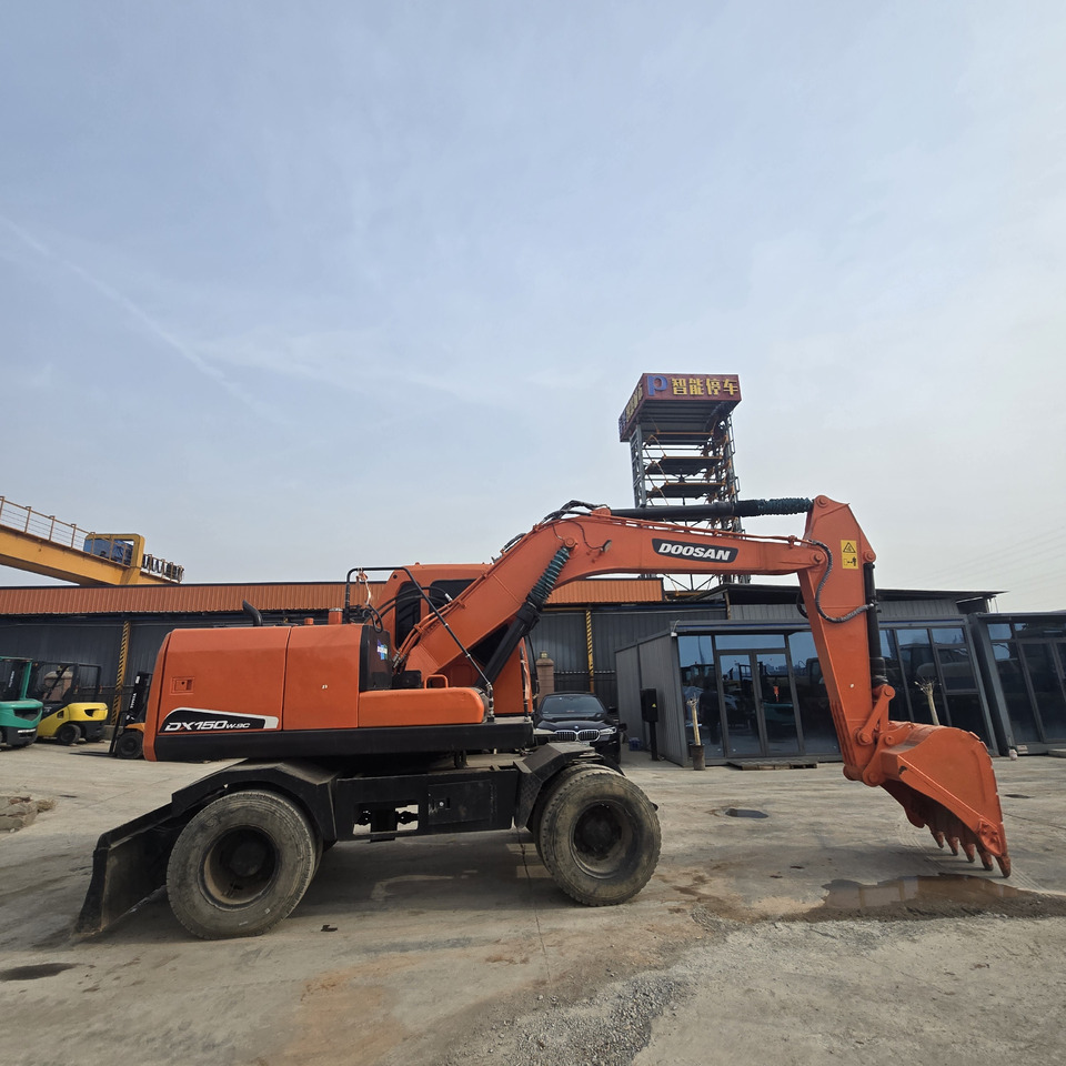 DOOSAN DX150W - Pelle sur pneus: photos 4 DOOSAN DX150W - Pelle sur pneus: photos 4