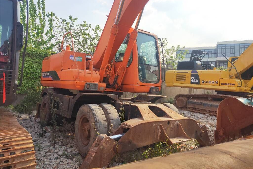 Doosan DH 210 W-7 - Pelle sur pneus: photos 2 Doosan DH 210 W-7 - Pelle sur pneus: photos 2