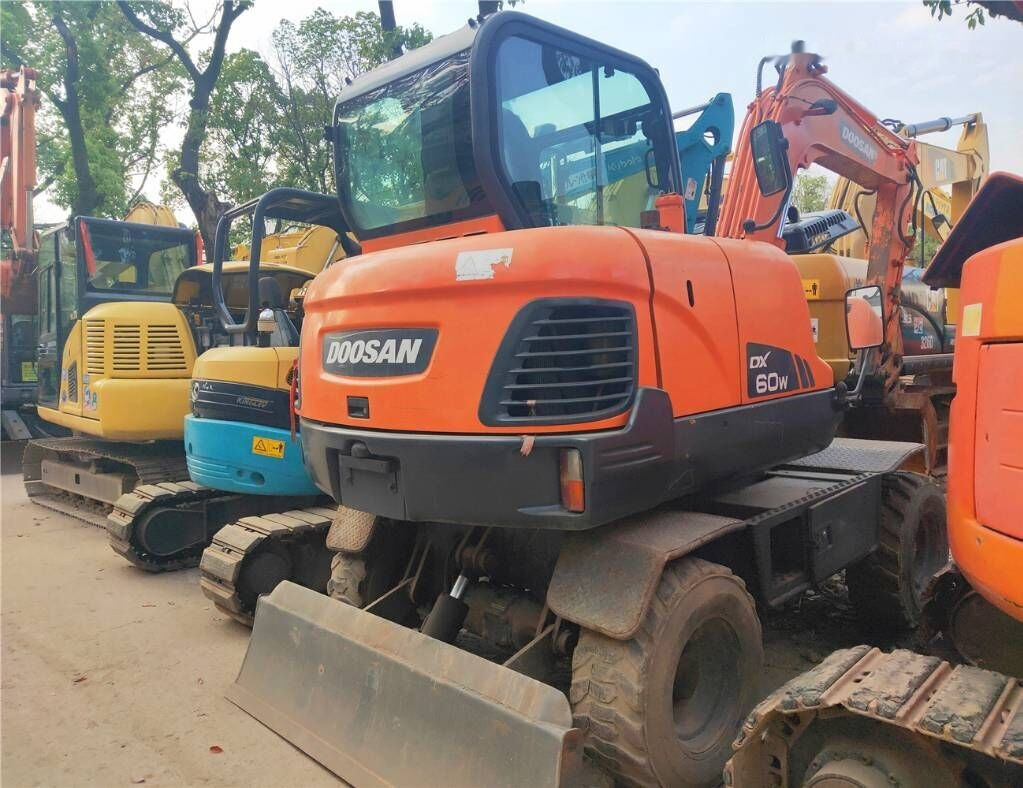 Doosan DX60 W - Pelle sur pneus: photos 2 Doosan DX60 W - Pelle sur pneus: photos 2