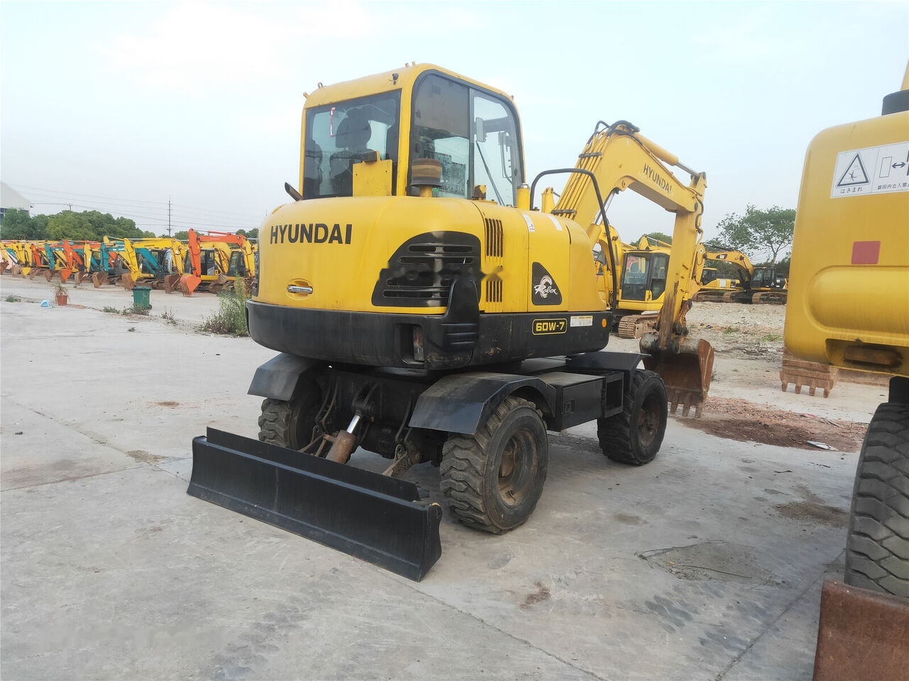 Hyundai R60W-7 - Pelle sur pneus: photos 1 Hyundai R60W-7 - Pelle sur pneus: photos 1
