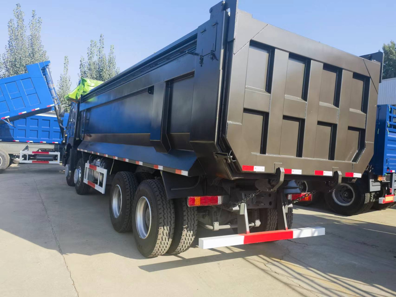 Camion benne Sinotruk HOWO 8*4 Dump truck: photos 11