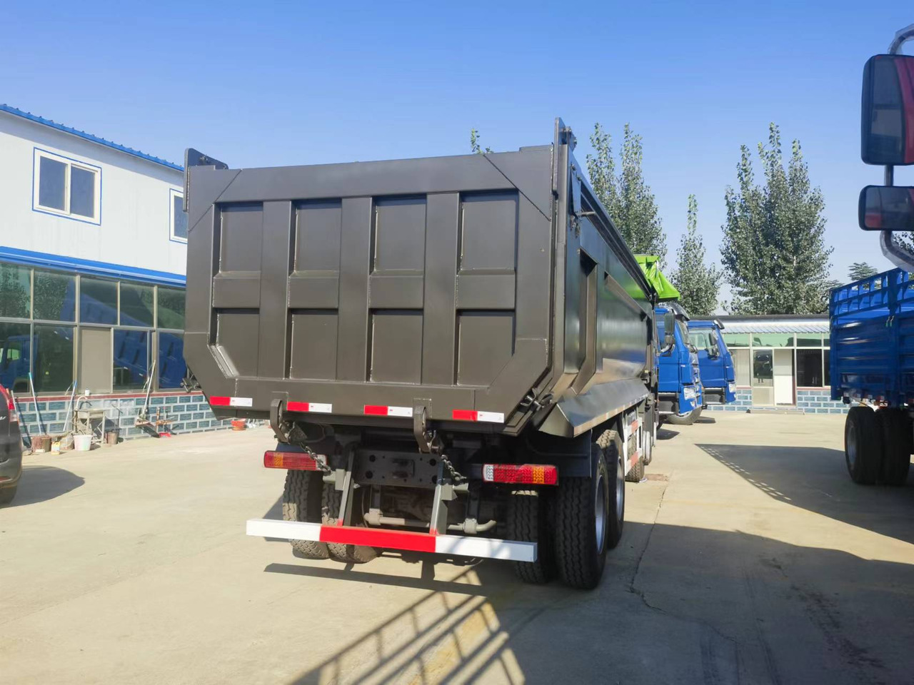 Camion benne Sinotruk HOWO 8*4 Dump truck: photos 8
