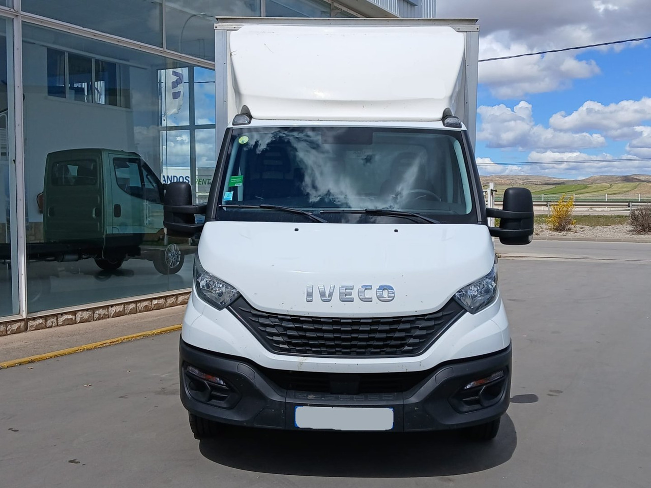 Caja cerrada con plataforma elevadora IVECO 35C16 20m3 - Fourgon grand volume: photos 2 Caja cerrada con plataforma elevadora IVECO 35C16 20m3 - Fourgon grand volume: photos 2
