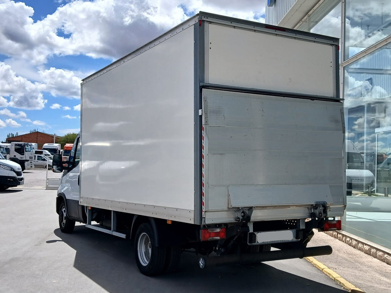 Caja cerrada con plataforma elevadora IVECO 35C16 20m3 - Fourgon grand volume: photos 4 Caja cerrada con plataforma elevadora IVECO 35C16 20m3 - Fourgon grand volume: photos 4