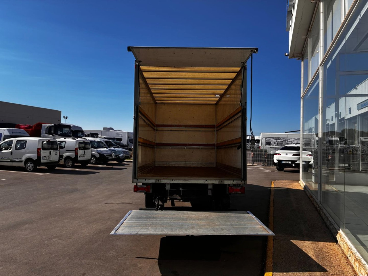 Caja cerrada con plataforma elevadora IVECO 35C16 20m3 - Fourgon grand volume: photos 5 Caja cerrada con plataforma elevadora IVECO 35C16 20m3 - Fourgon grand volume: photos 5