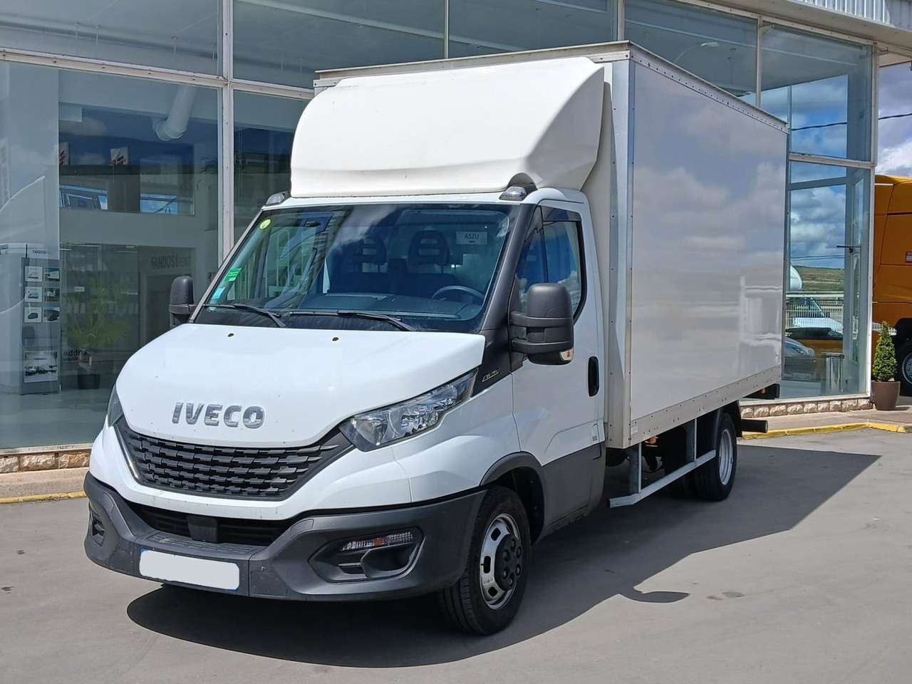 Caja cerrada con plataforma elevadora IVECO 35C16 20m3 - Fourgon grand volume: photos 1 Caja cerrada con plataforma elevadora IVECO 35C16 20m3 - Fourgon grand volume: photos 1
