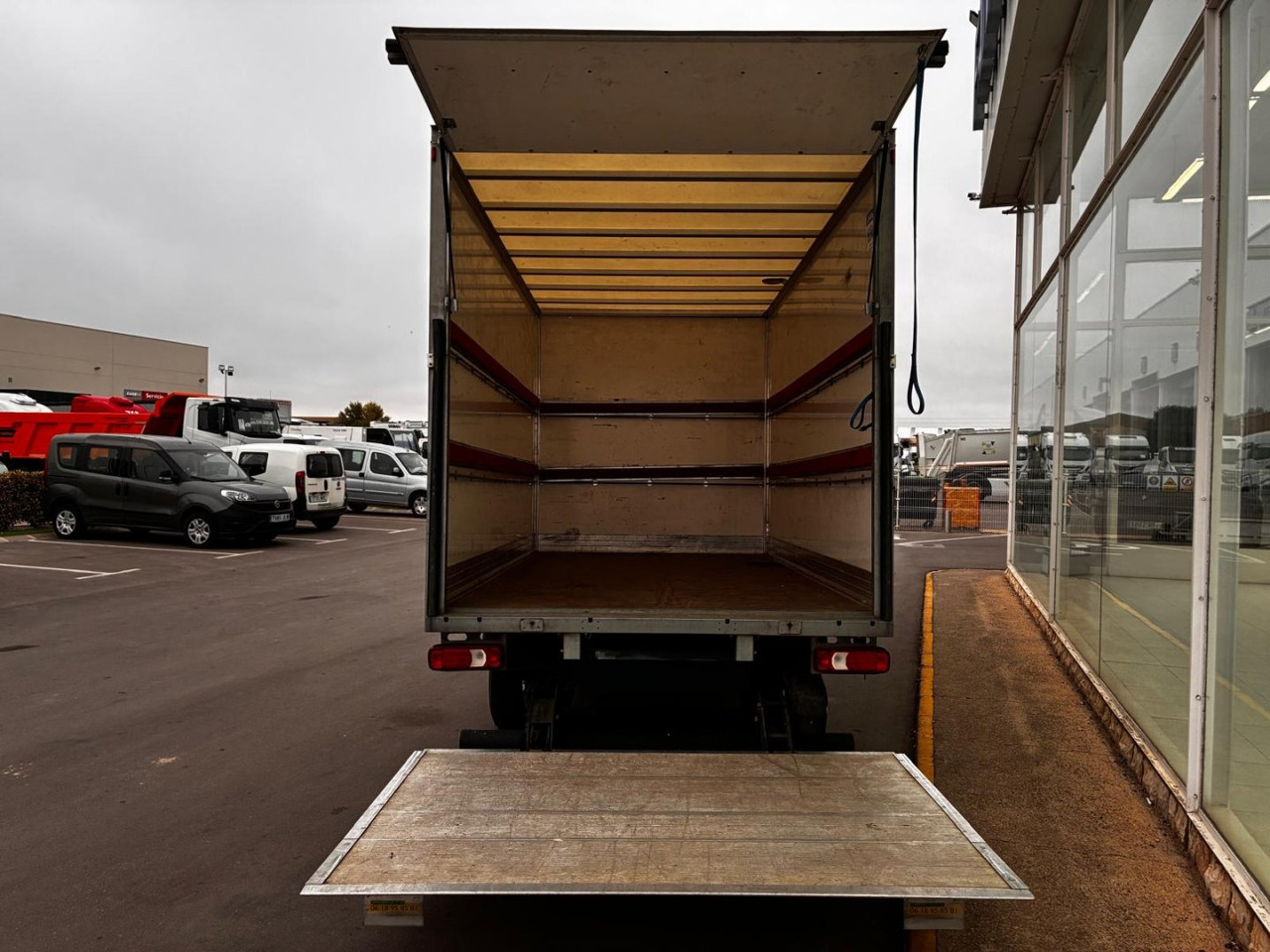 Caja cerrada con plataforma elevadora IVECO 35C16 3.0 20m3 - Fourgon grand volume: photos 5 Caja cerrada con plataforma elevadora IVECO 35C16 3.0 20m3 - Fourgon grand volume: photos 5