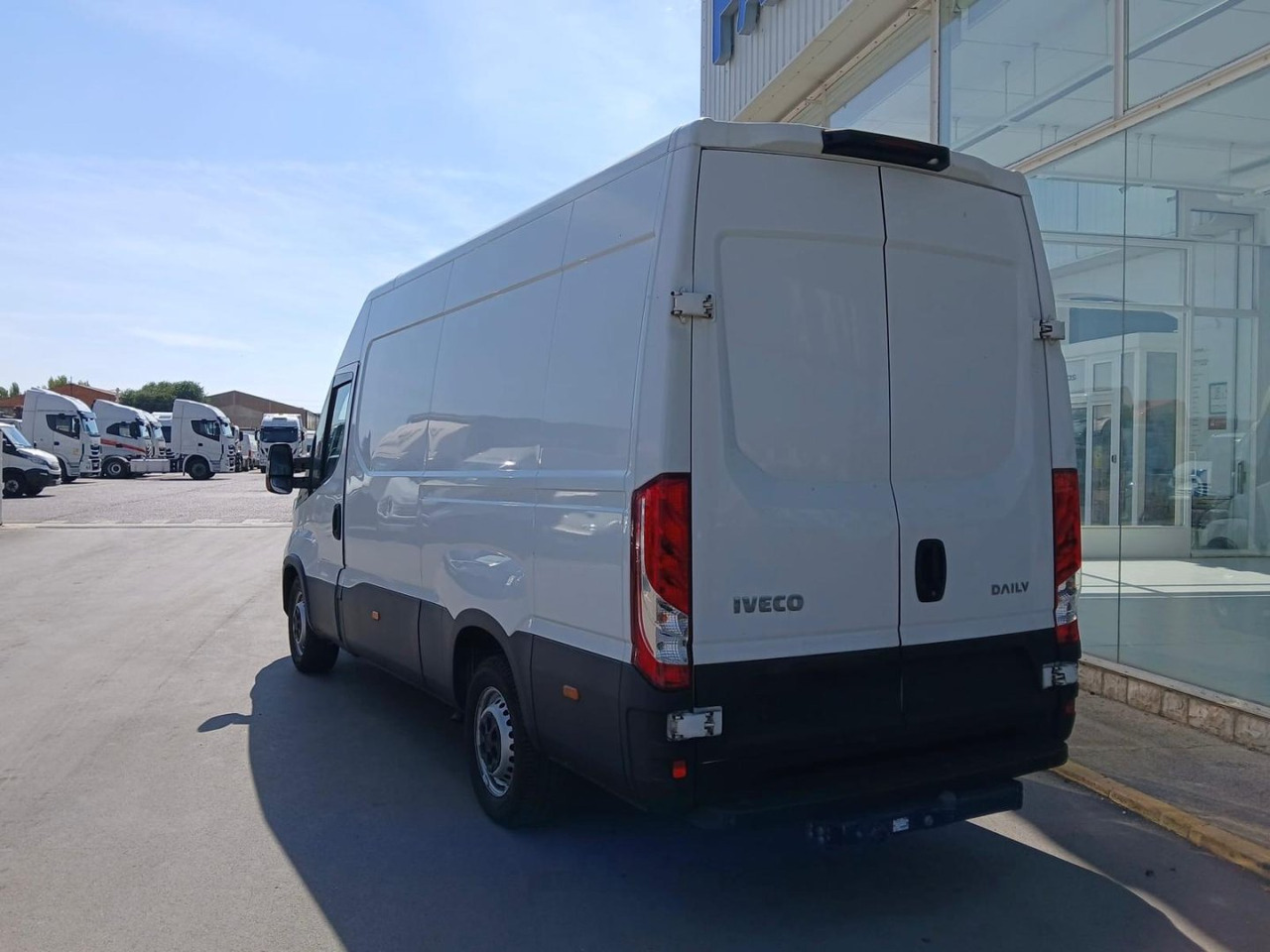 Furgón IVECO 35S16 V 12m3 - Fourgon utilitaire: photos 4 Furgón IVECO 35S16 V 12m3 - Fourgon utilitaire: photos 4