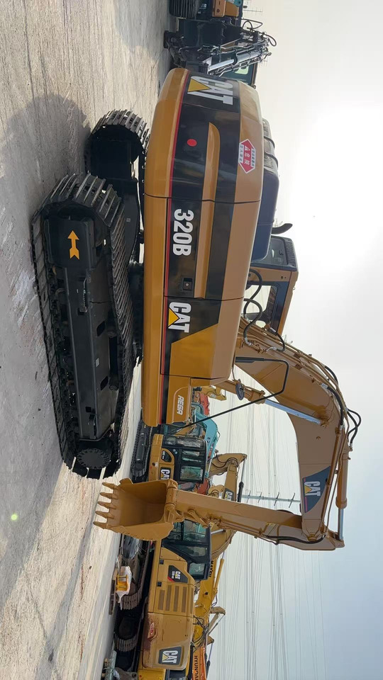 CAT 320BL - Pelle sur chenille: photos 3 CAT 320BL - Pelle sur chenille: photos 3