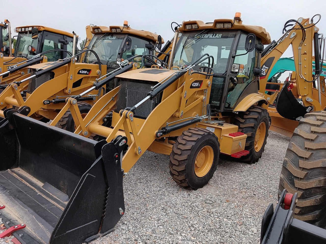CAT 420F2 - Tractopelle: photos 1 CAT 420F2 - Tractopelle: photos 1