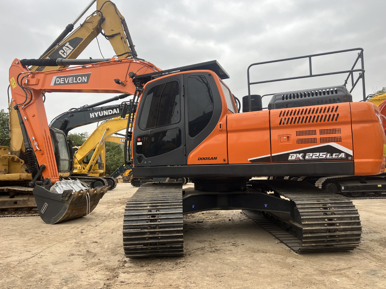 DEVELON DX225 - Pelle sur chenille: photos 1 DEVELON DX225 - Pelle sur chenille: photos 1