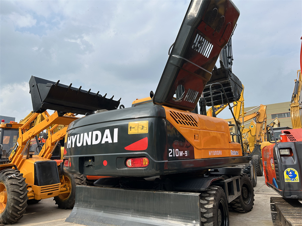HYUNDAI 210W-9 210W - 9T 9S - Pelle sur pneus: photos 1 HYUNDAI 210W-9 210W - 9T 9S - Pelle sur pneus: photos 1
