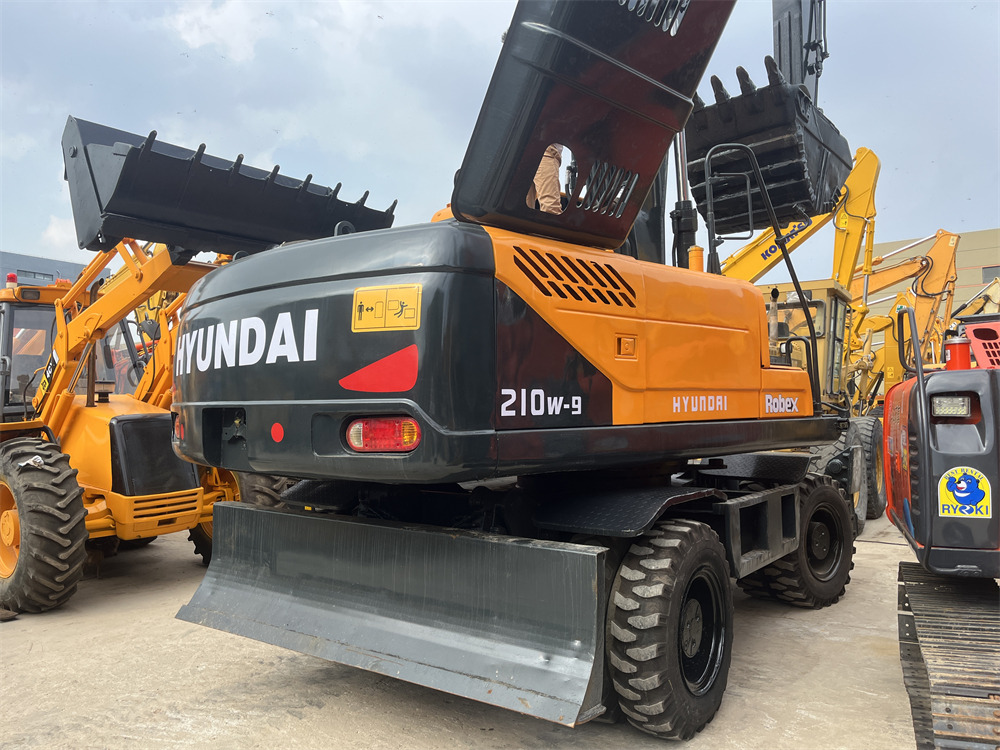 HYUNDAI 210W-9 210W - 9T 9S - Pelle sur pneus: photos 2 HYUNDAI 210W-9 210W - 9T 9S - Pelle sur pneus: photos 2