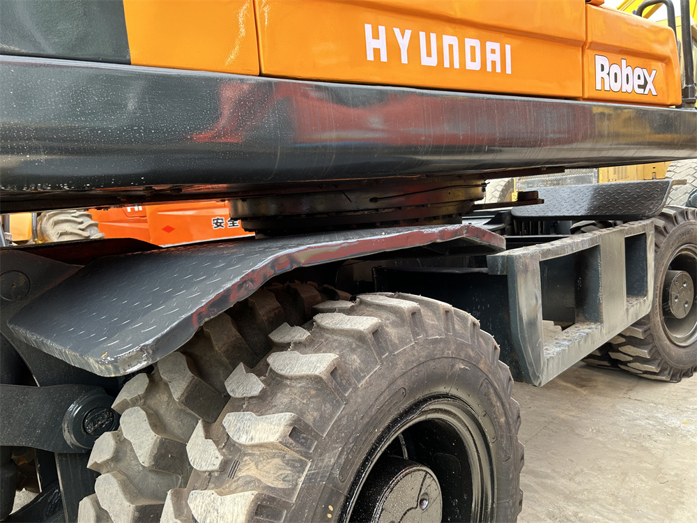 HYUNDAI 210W-9 210W - 9T 9S - Pelle sur pneus: photos 4 HYUNDAI 210W-9 210W - 9T 9S - Pelle sur pneus: photos 4