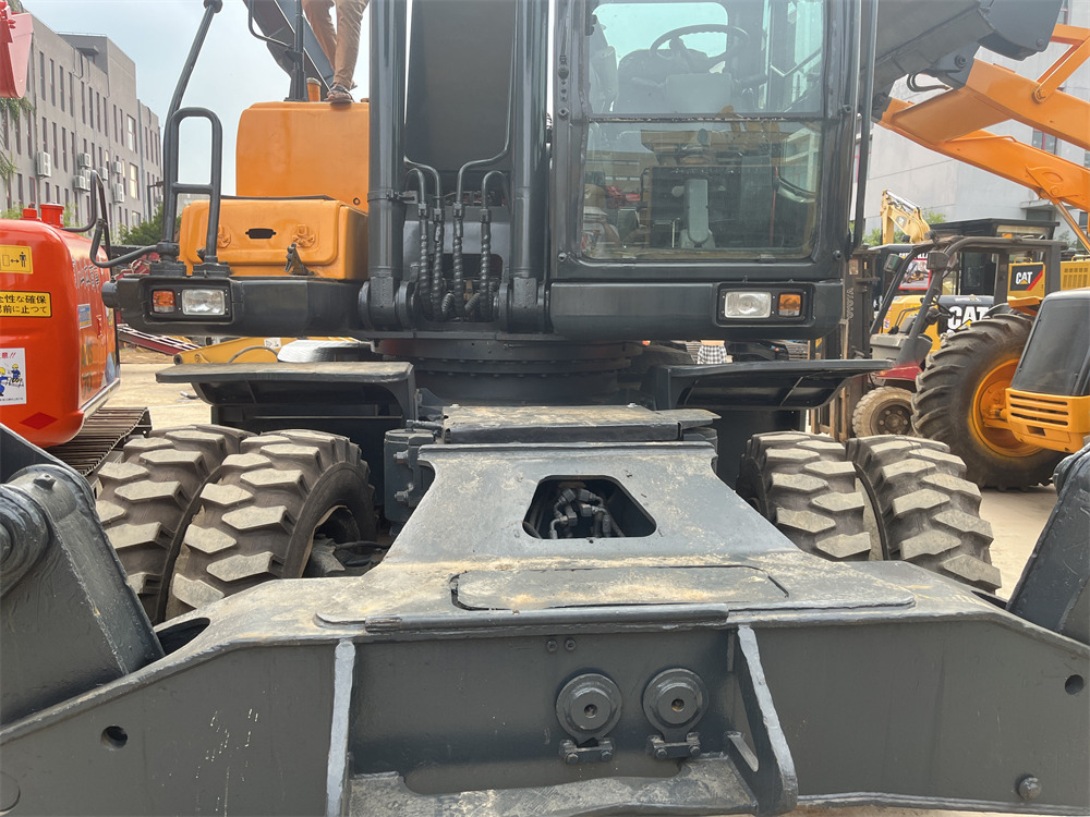 HYUNDAI 210W-9 210W - 9T 9S - Pelle sur pneus: photos 3 HYUNDAI 210W-9 210W - 9T 9S - Pelle sur pneus: photos 3