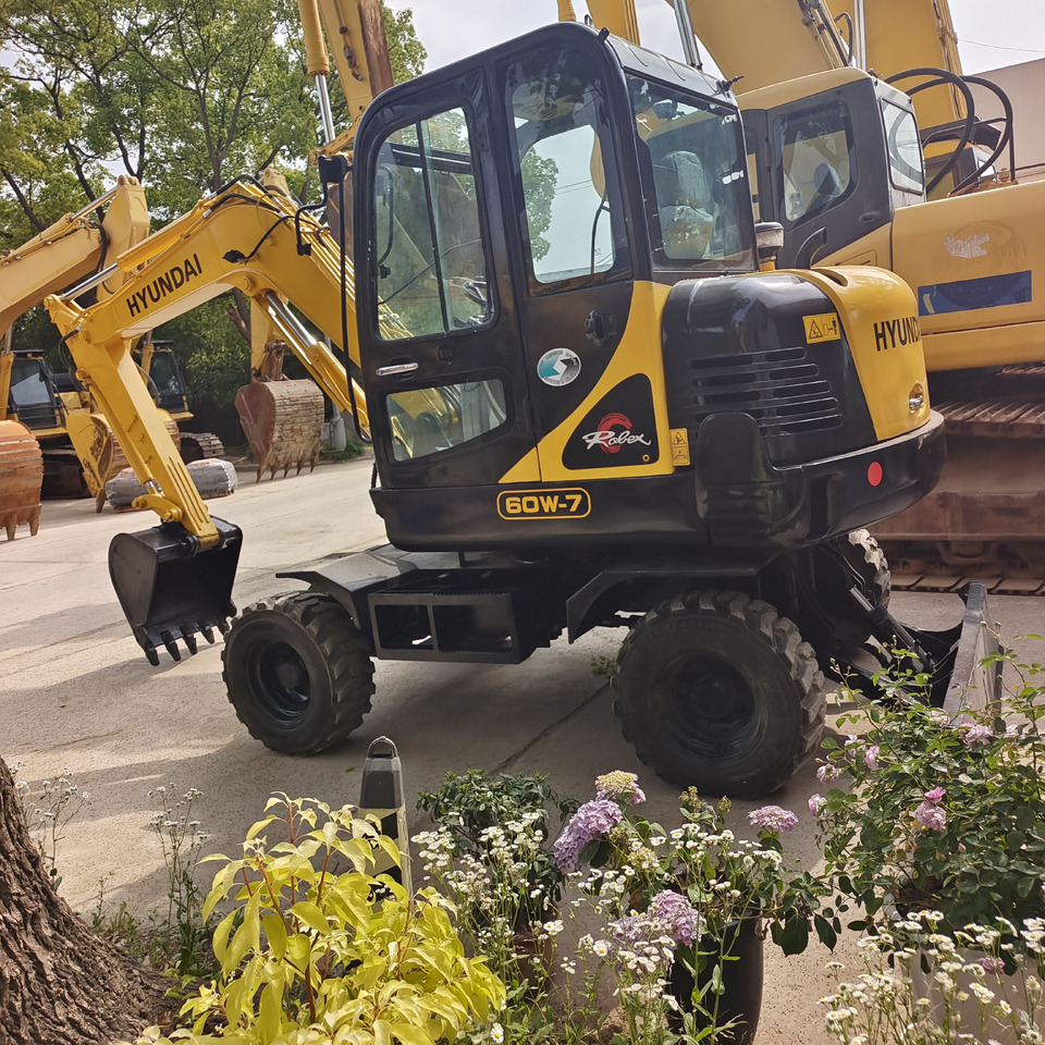 HYUNDAI R 60W - 7 R60W-7 - Pelle sur pneus: photos 5 HYUNDAI R 60W - 7 R60W-7 - Pelle sur pneus: photos 5