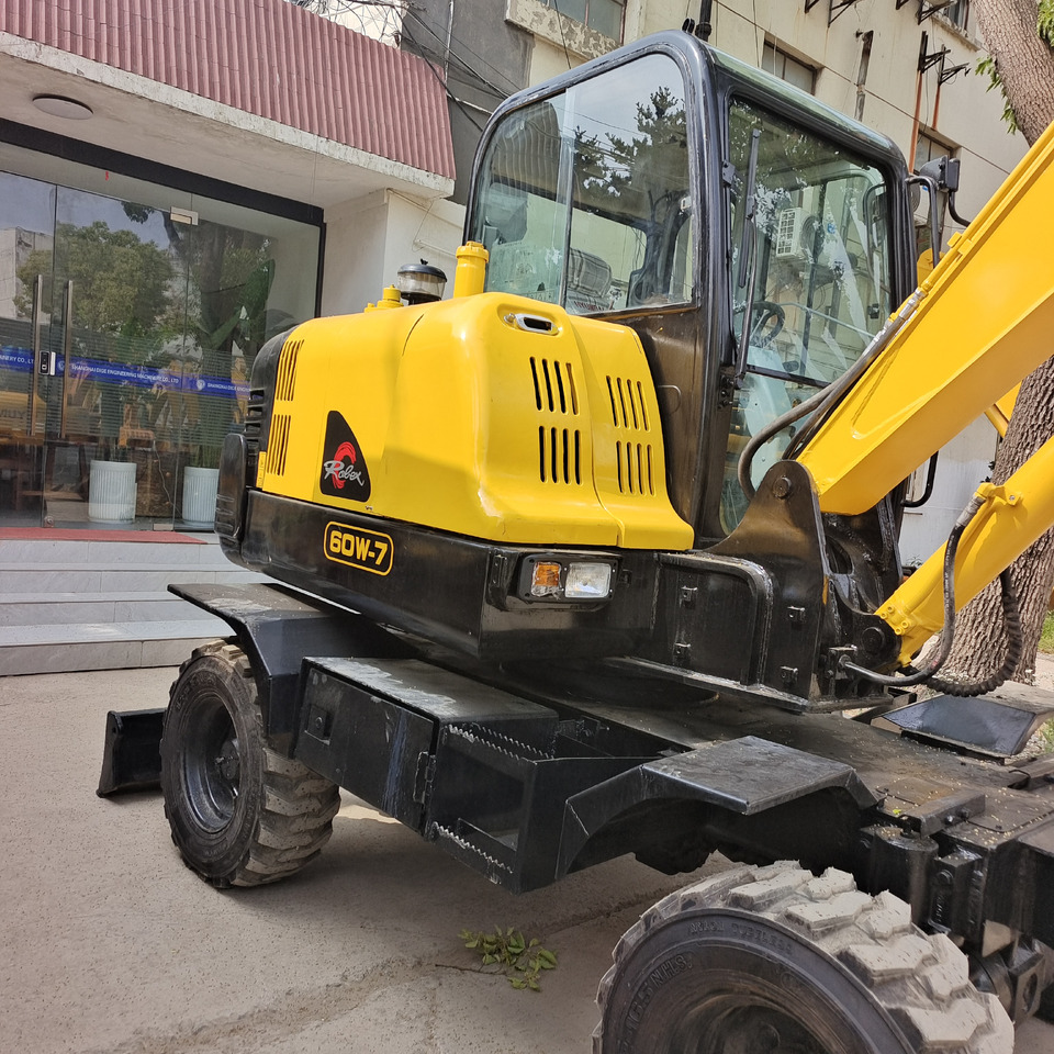 HYUNDAI R 60W - 7 R60W-7 - Pelle sur pneus: photos 3 HYUNDAI R 60W - 7 R60W-7 - Pelle sur pneus: photos 3