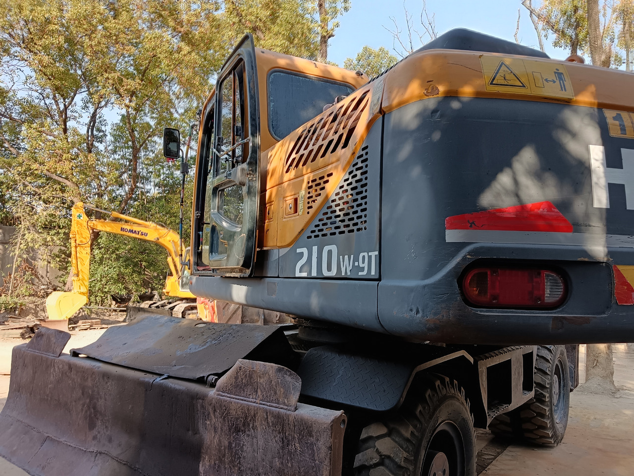 HYUNDAI R210W-9 - Pelle sur pneus: photos 3 HYUNDAI R210W-9 - Pelle sur pneus: photos 3