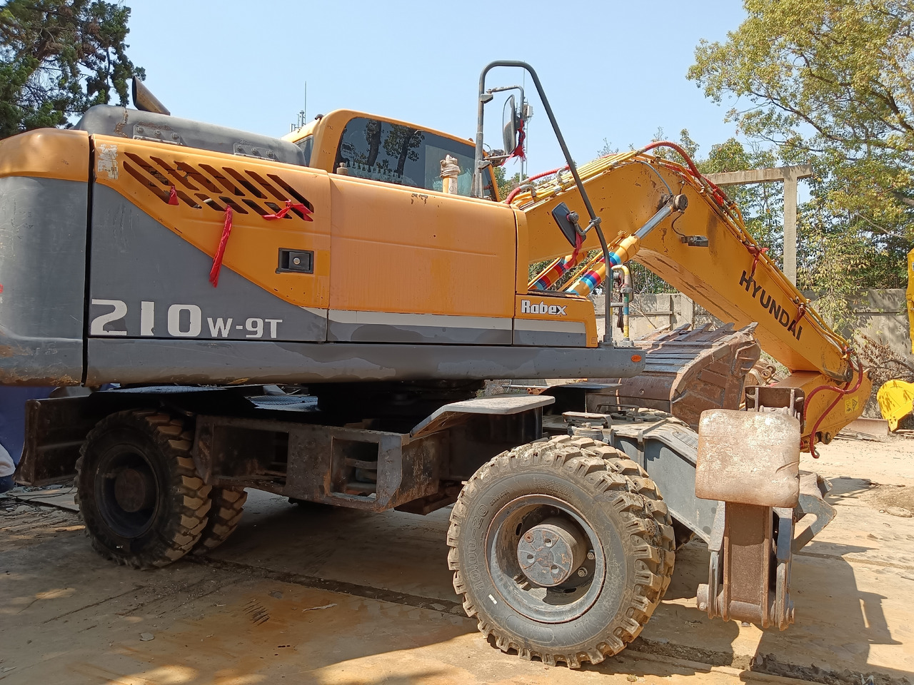 HYUNDAI R210W-9 - Pelle sur pneus: photos 1 HYUNDAI R210W-9 - Pelle sur pneus: photos 1