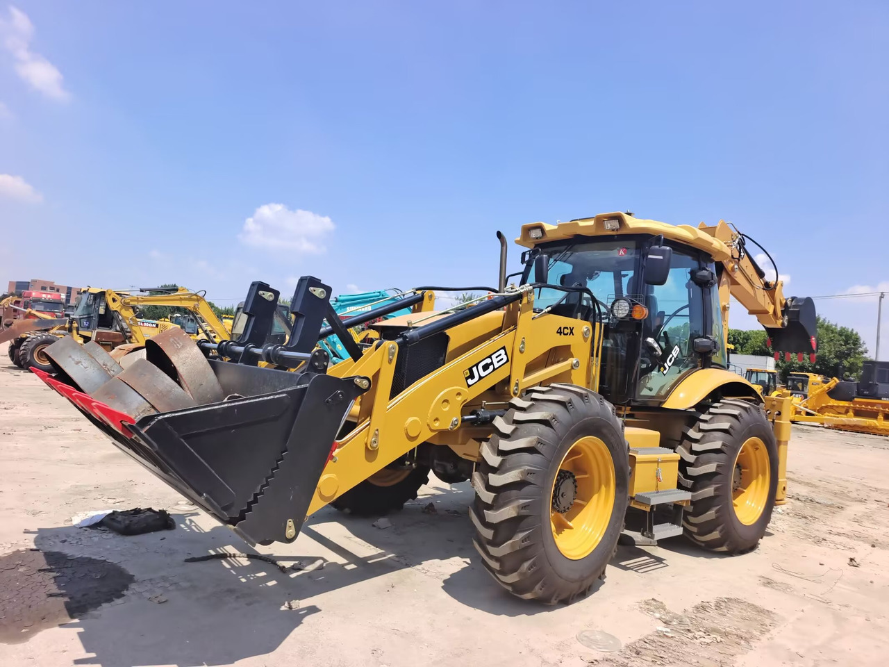 JCB 4CX BRAND NEW 4 BY 4 DRIVE - Tractopelle: photos 2 JCB 4CX BRAND NEW 4 BY 4 DRIVE - Tractopelle: photos 2