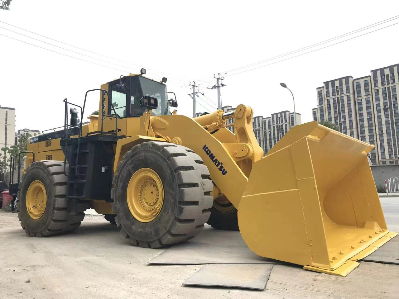 KOMATSU WA 600 - Chargeuse sur pneus: photos 2 KOMATSU WA 600 - Chargeuse sur pneus: photos 2