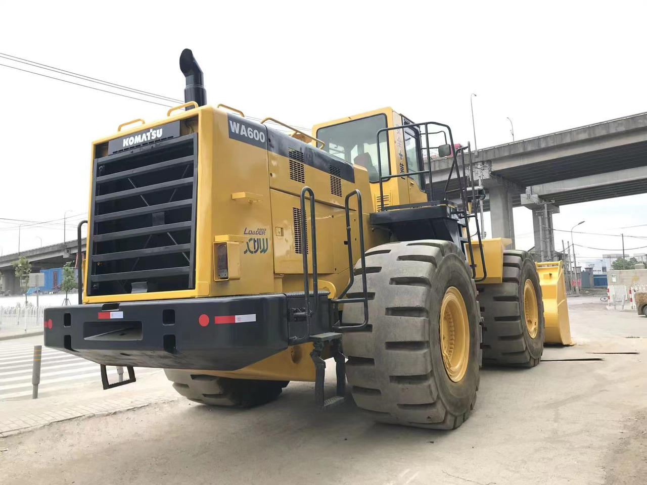 KOMATSU WA 600 - Chargeuse sur pneus: photos 4 KOMATSU WA 600 - Chargeuse sur pneus: photos 4