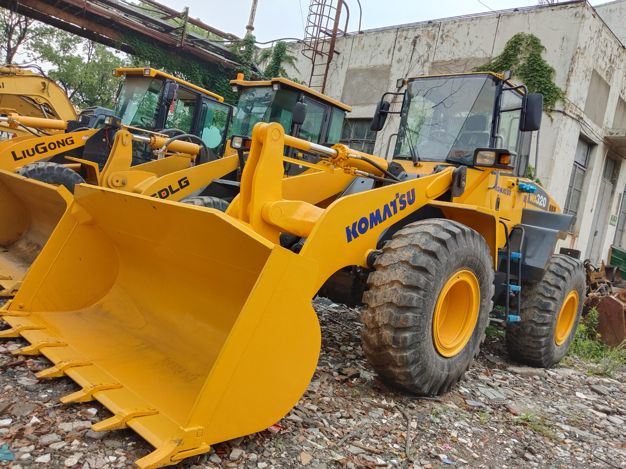 KOMATSU WA320-5 WA 320 - 5 - Chargeuse sur pneus: photos 1 KOMATSU WA320-5 WA 320 - 5 - Chargeuse sur pneus: photos 1