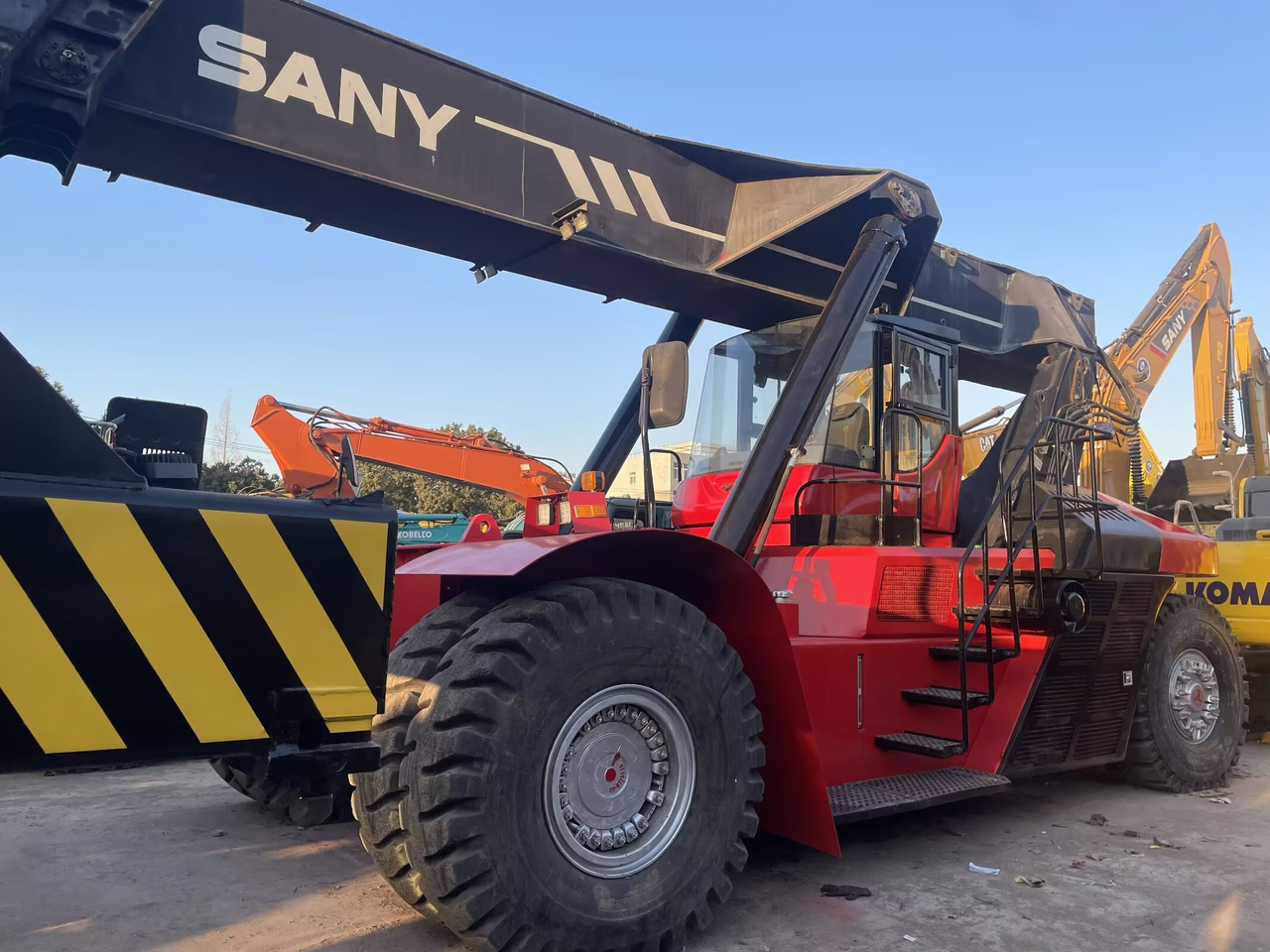 SANY SRSC45C30 45 TON CAPACITY - Reach stacker: photos 2 SANY SRSC45C30 45 TON CAPACITY - Reach stacker: photos 2