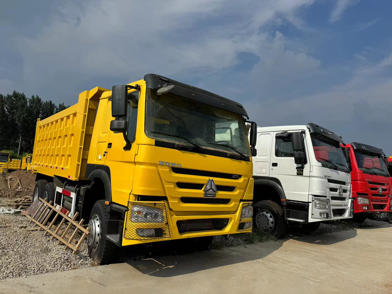 SINOTRUK HOWO 6*4 8*4 DUMP TRUCK - Camion benne: photos 2 SINOTRUK HOWO 6*4 8*4 DUMP TRUCK - Camion benne: photos 2
