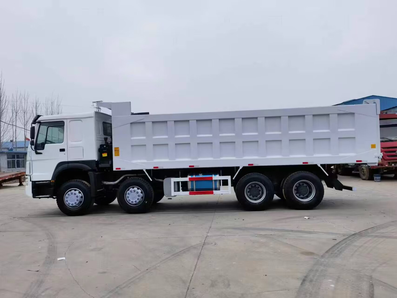 SINOTRUK HOWO 8*4 DUMP TRUCK 371 375 380 400 420 460 HP - Camion benne: photos 2 SINOTRUK HOWO 8*4 DUMP TRUCK 371 375 380 400 420 460 HP - Camion benne: photos 2