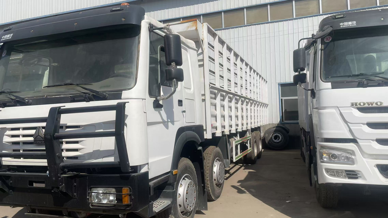 SINOTRUK HOWO 8*4 WITH FENCE DUMP TRUCK LIVESTOCK TRUCK - Camion benne: photos 3 SINOTRUK HOWO 8*4 WITH FENCE DUMP TRUCK LIVESTOCK TRUCK - Camion benne: photos 3