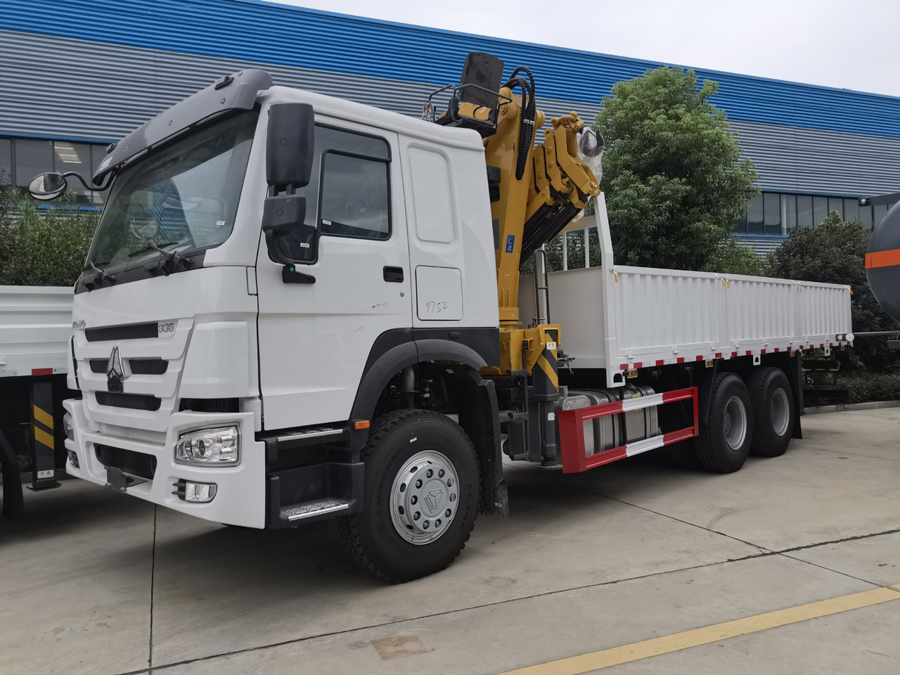 SINOTRUK HOWO 8 TON Knuckle Boom Crane TRUCK MOUNTED CRANE - Camion grue: photos 1 SINOTRUK HOWO 8 TON Knuckle Boom Crane TRUCK MOUNTED CRANE - Camion grue: photos 1