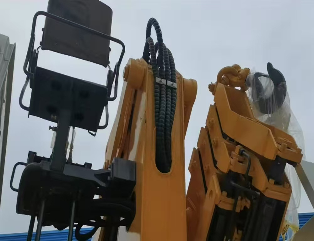 SINOTRUK HOWO 8 TON Knuckle Boom Crane TRUCK MOUNTED CRANE - Camion grue: photos 4 SINOTRUK HOWO 8 TON Knuckle Boom Crane TRUCK MOUNTED CRANE - Camion grue: photos 4