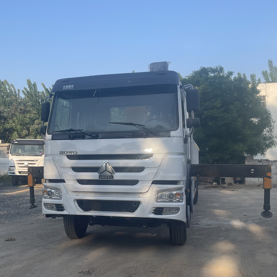 SINOTRUK HOWO 8 TON TRUCK-MOUNTED CRANE - Camion grue: photos 2 SINOTRUK HOWO 8 TON TRUCK-MOUNTED CRANE - Camion grue: photos 2