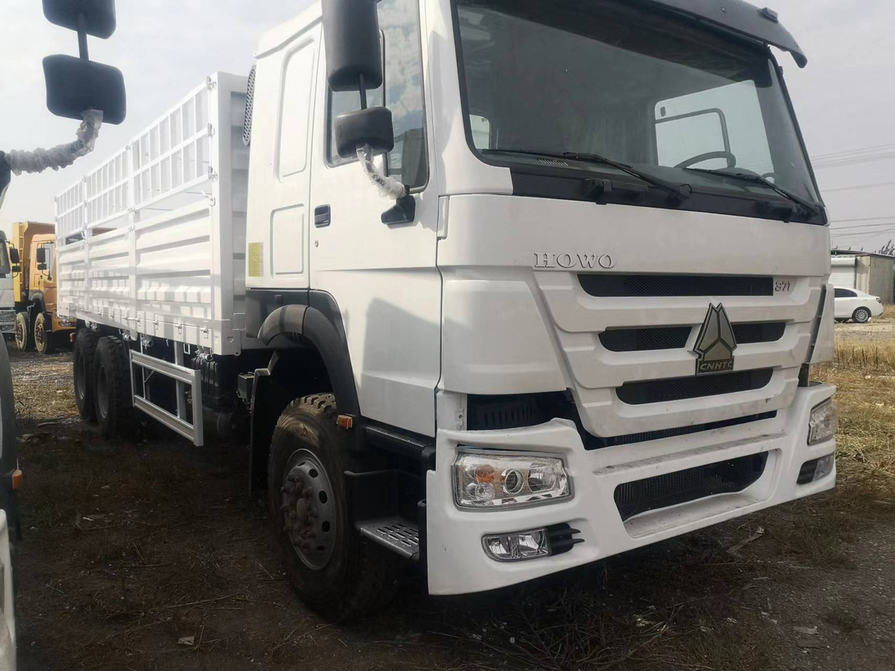 SINOTRUK HOWO FENCE LIVESTOCK TRUCK - Camion benne: photos 3 SINOTRUK HOWO FENCE LIVESTOCK TRUCK - Camion benne: photos 3