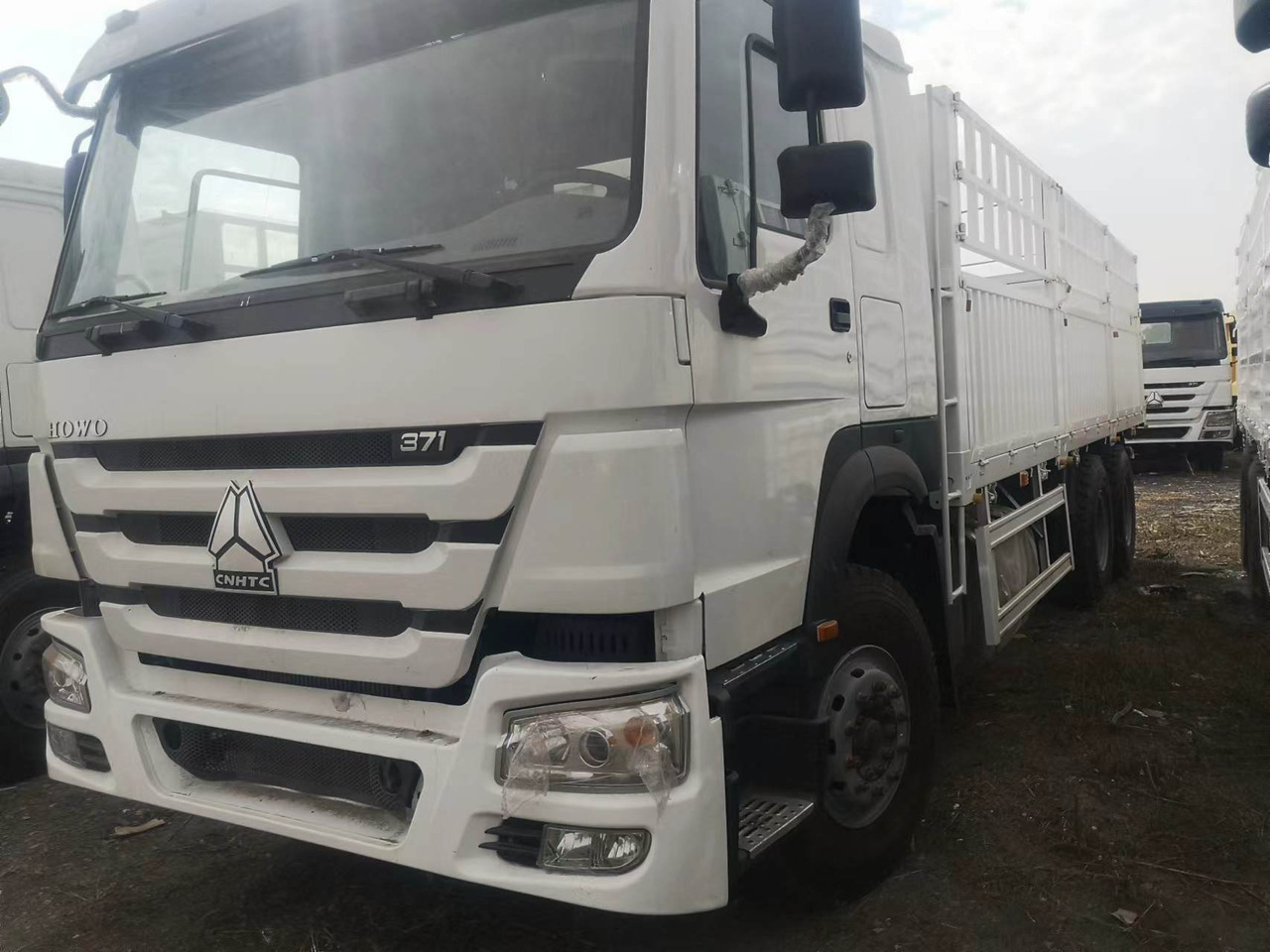 SINOTRUK HOWO FENCE LIVESTOCK TRUCK - Camion benne: photos 5 SINOTRUK HOWO FENCE LIVESTOCK TRUCK - Camion benne: photos 5