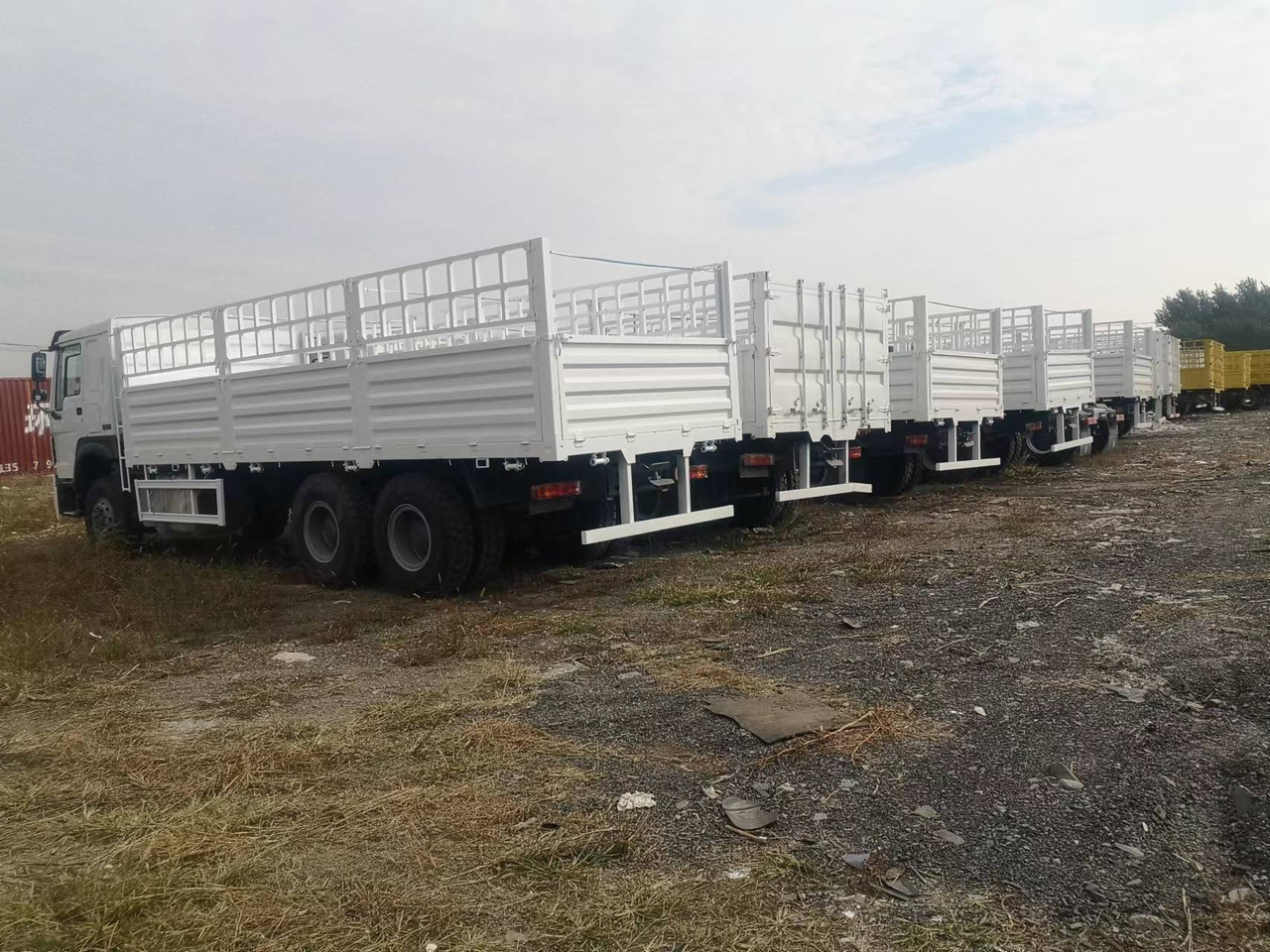 SINOTRUK HOWO FENCE LIVESTOCK TRUCK - Camion benne: photos 2 SINOTRUK HOWO FENCE LIVESTOCK TRUCK - Camion benne: photos 2