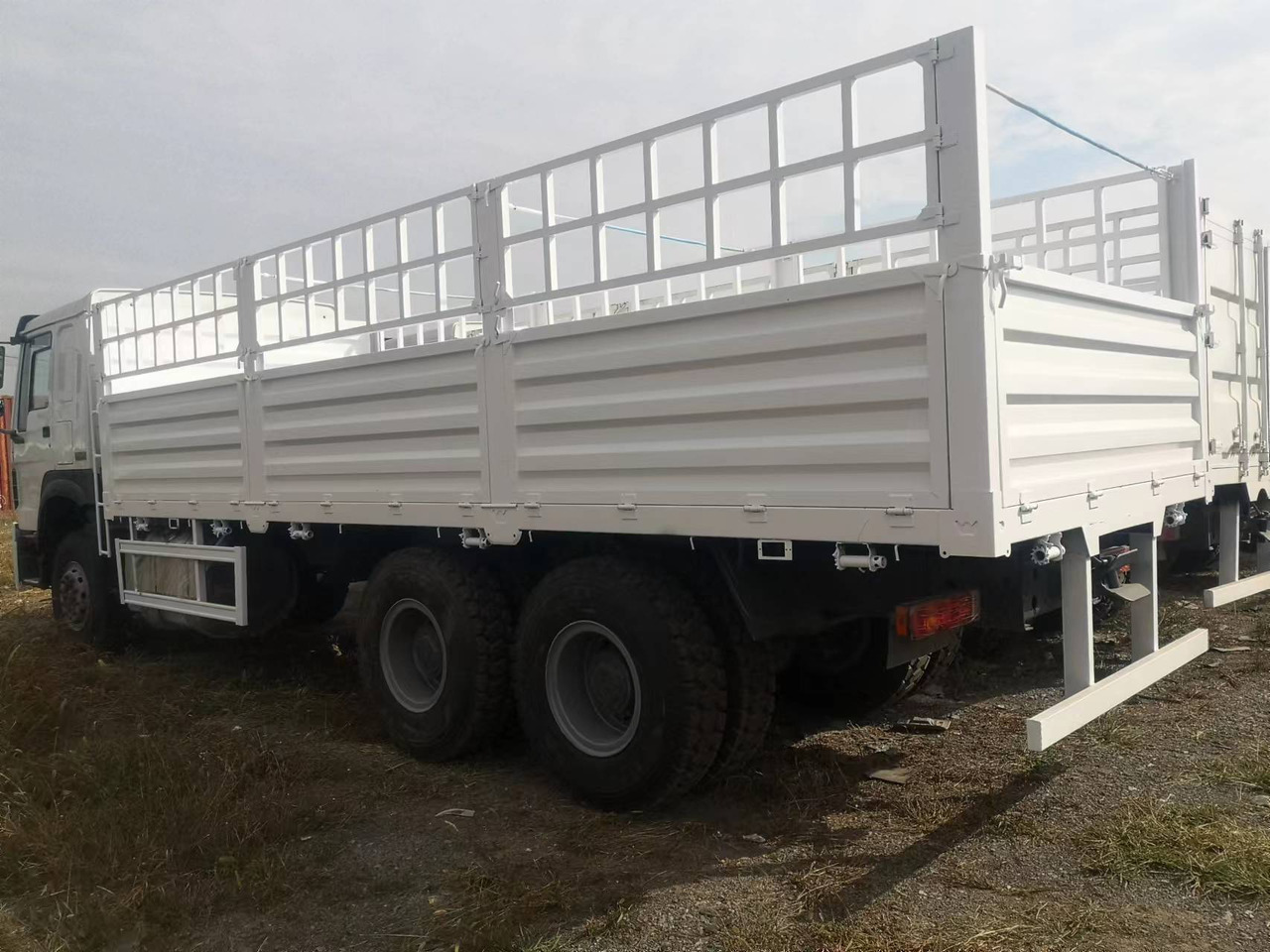 SINOTRUK HOWO FENCE LIVESTOCK TRUCK - Camion benne: photos 4 SINOTRUK HOWO FENCE LIVESTOCK TRUCK - Camion benne: photos 4