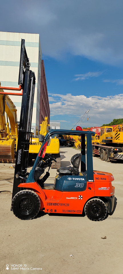 TOYOTA FD30 - Chariot élévateur diesel: photos 1 TOYOTA FD30 - Chariot élévateur diesel: photos 1