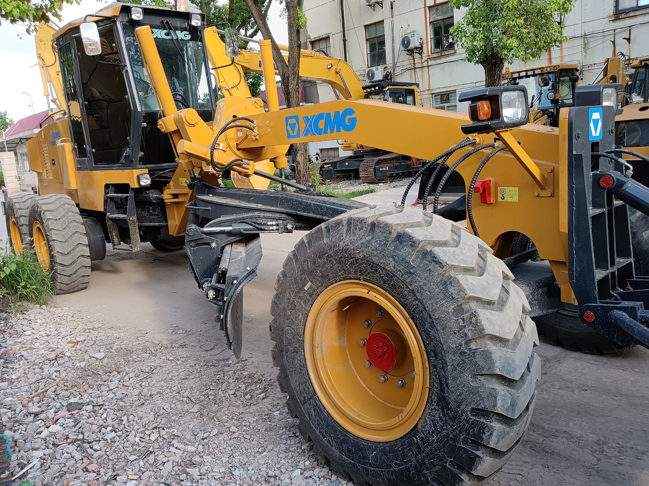 XCMG GR2153 WITH RIPPER AND TWO BLADES - Niveleuse: photos 1 XCMG GR2153 WITH RIPPER AND TWO BLADES - Niveleuse: photos 1