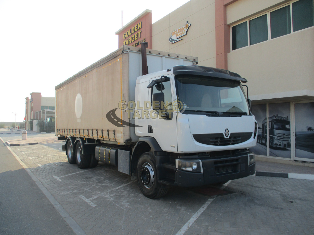 Renault KERAX 380 - Camion à rideaux coulissants: photos 1 Renault KERAX 380 - Camion à rideaux coulissants: photos 1