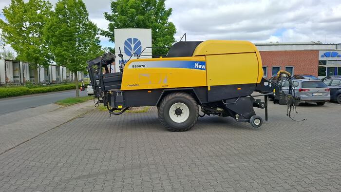 New Holland BB 9070 R - Presse à balles cubiques: photos 1 New Holland BB 9070 R - Presse à balles cubiques: photos 1