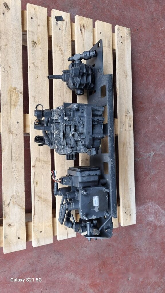 KNORR-BREMSE Knorr-Bremse AIR DRYER Mercedes-Benz ACTROS MP4 - Valve de frein pour Camion: photos 4 KNORR-BREMSE Knorr-Bremse AIR DRYER Mercedes-Benz ACTROS MP4 - Valve de frein pour Camion: photos 4