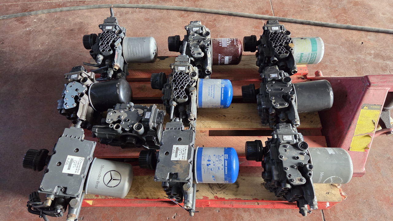 KNORR-BREMSE Knorr-Bremse AIR DRYER Mercedes-Benz ACTROS MP4 - Valve de frein pour Camion: photos 1 KNORR-BREMSE Knorr-Bremse AIR DRYER Mercedes-Benz ACTROS MP4 - Valve de frein pour Camion: photos 1