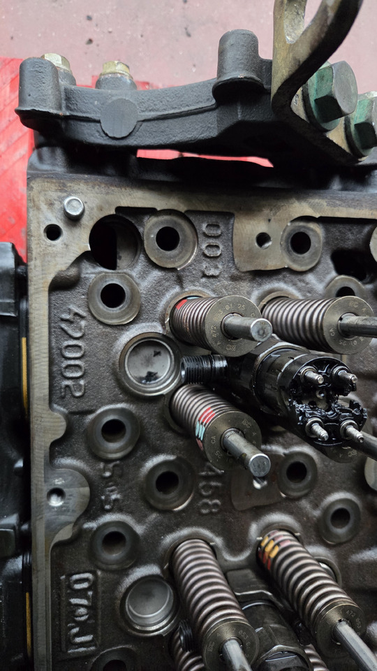 MERCEDES-BENZ OM 470 LA - Culasse pour Camion: photos 3 MERCEDES-BENZ OM 470 LA - Culasse pour Camion: photos 3